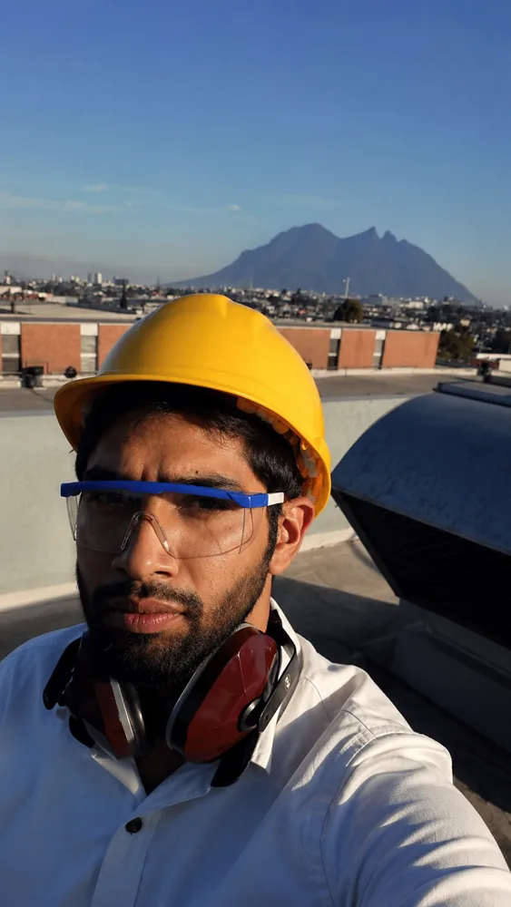 Josimar Carmona, ingeniero electricista, en obra con casco y lentes de seguridad