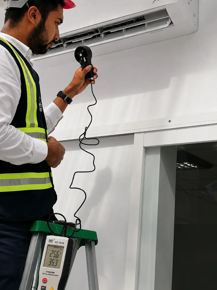 Medición de flujo y temperatura de aire con anemómetro en un equipo de clima