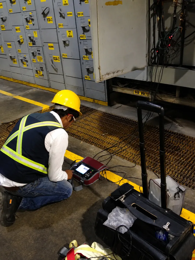 Pruebas a interruptores en un tablero eléctrico de 440 volts